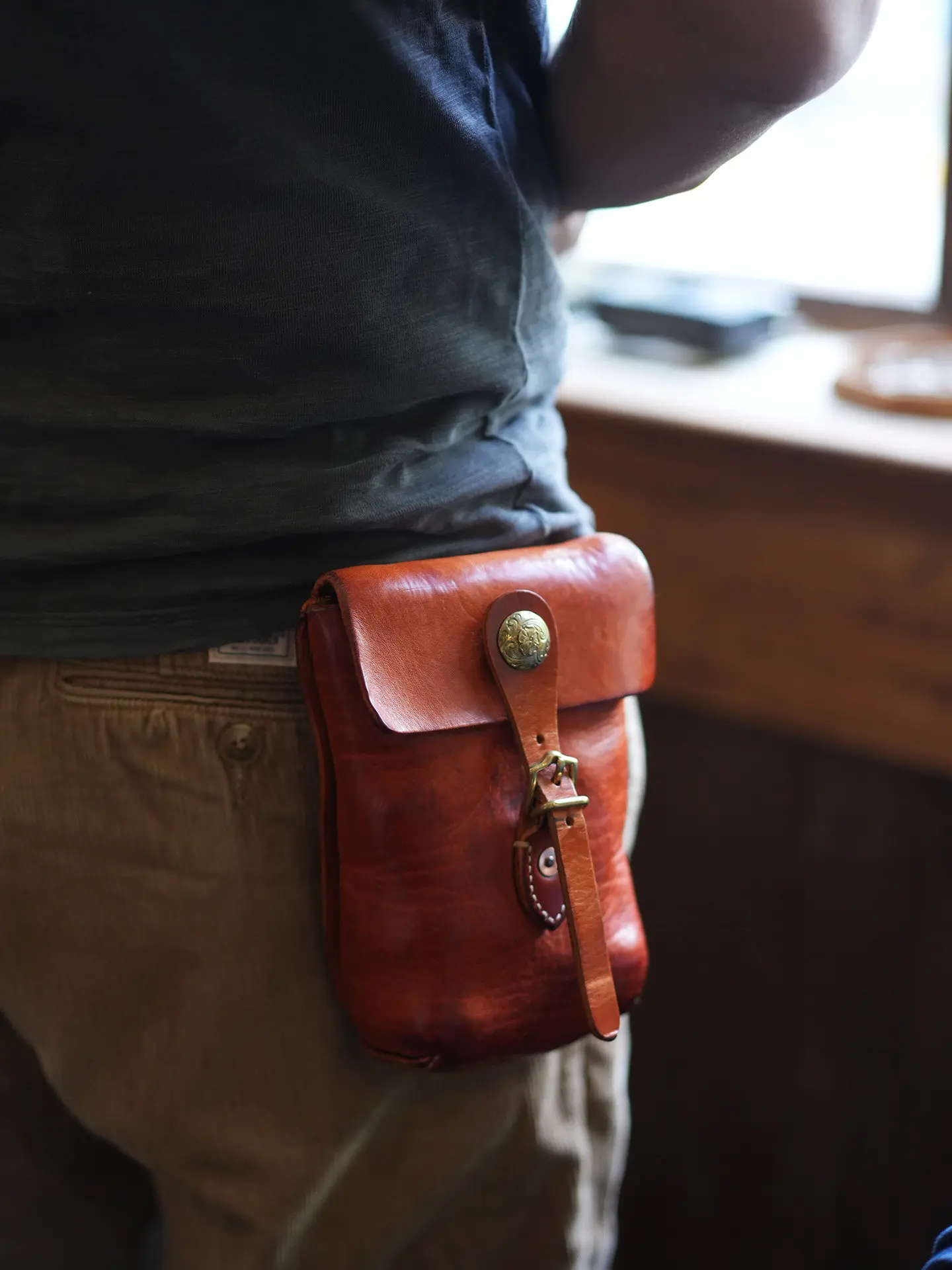 PNDME vintage handmade vegetable tanned cowhide men small pockets outdoor daily fashion designer genuine leather phone belt bag