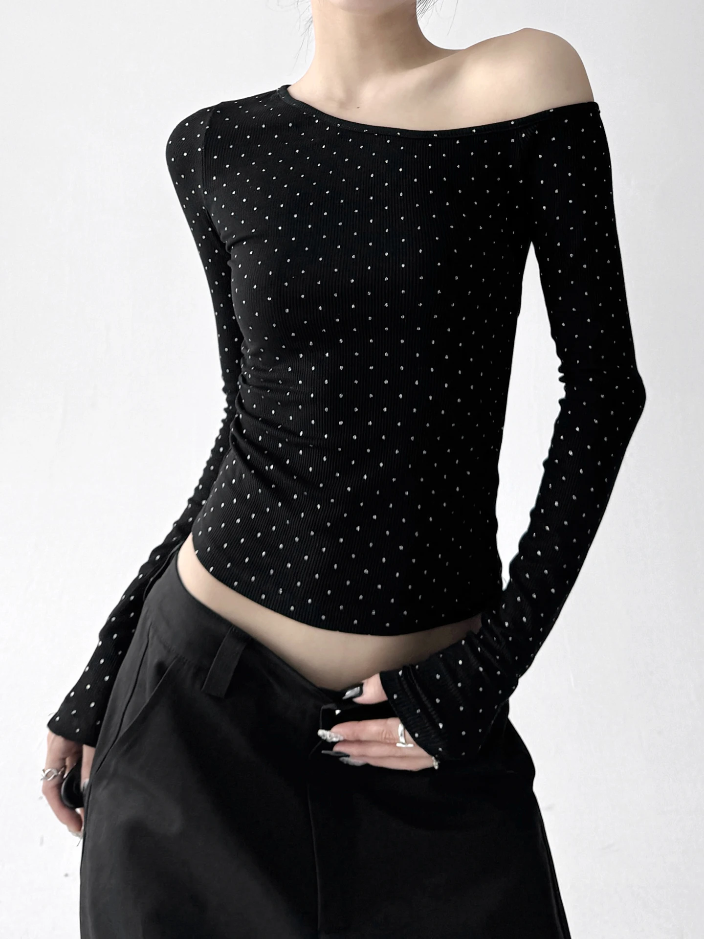 เสื้อยืดแขนยาวทรงไม่สมมาตรแบบเซ็กซี่สำหรับผู้หญิง โชว์ไหล่ ผ้าใยสังเคราะห์ สไตล์ลำลอง รุ่นใหม่ล่าสุดสำหรับฤดูใบไม้ร่วง สไตล์สตรีท