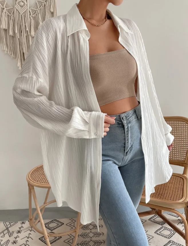 Drop shoulder button beach wave pattern white shirt suitable for women in spring, summer and autumn