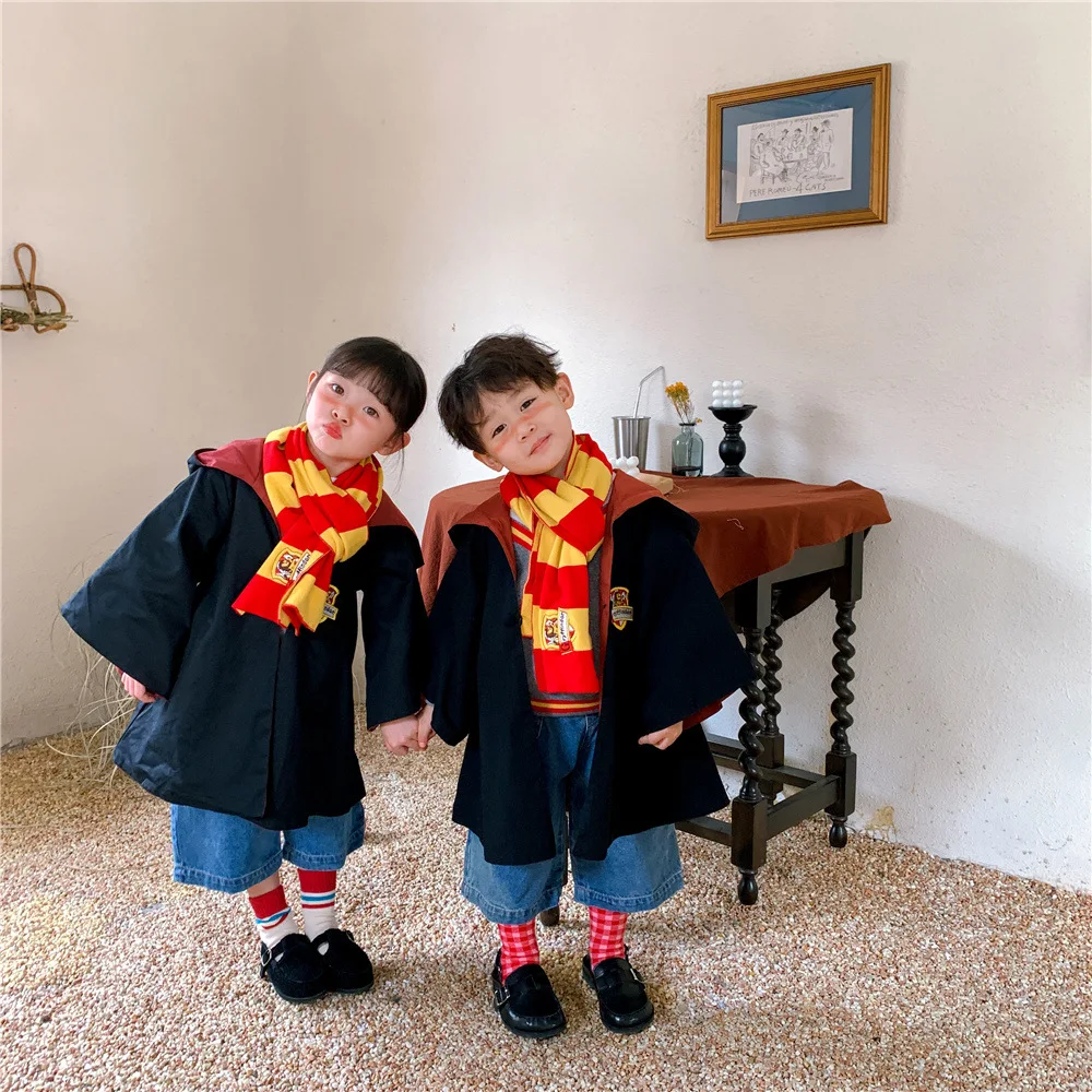 Costume da scuola da mago Baby Kids Teens Magical Robe Magic College Styles mantello da strega mantello con cappuccio con sciarpa e maglione Outfit