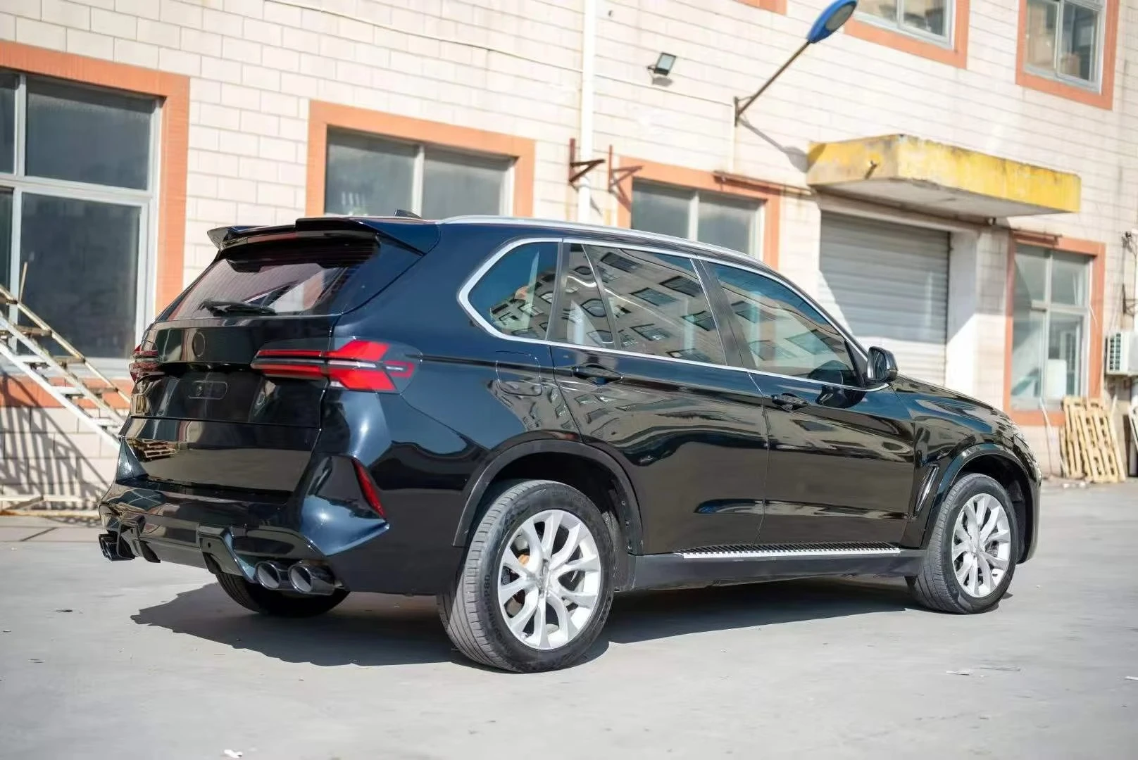 Body Kit for   X5 F15(2013-2018)to G05 X5M(24) Model, Featuring a Bumper, Grille, Hood, Fenders, and Headlights.