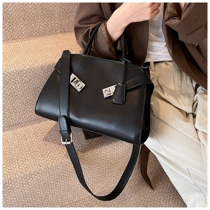 

High-End Women's Shoulder Bag Made Of Premium Leather With Trendy Paris Vintage Daily Look​