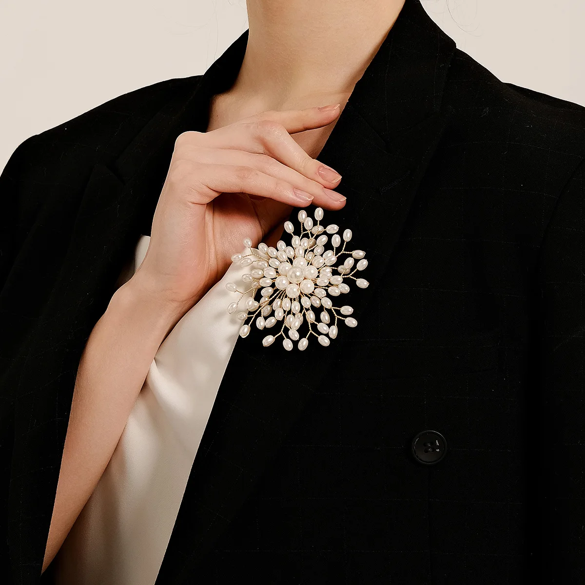 Pearl Brooch Pin Snowflake High-end Silk Scarf Buckle Luxury Exquisite Ladies Clothing Accessories Dress Skirt Jewelry image 2