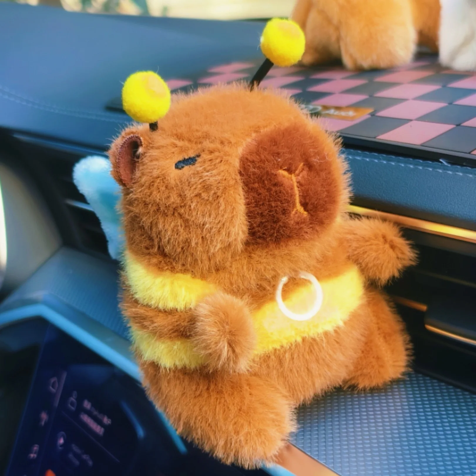 Vibrating Wing Capybara Keychain Soft Plush Bee Design Charming Backpack Ornament Perfect Cute Gift for Friends