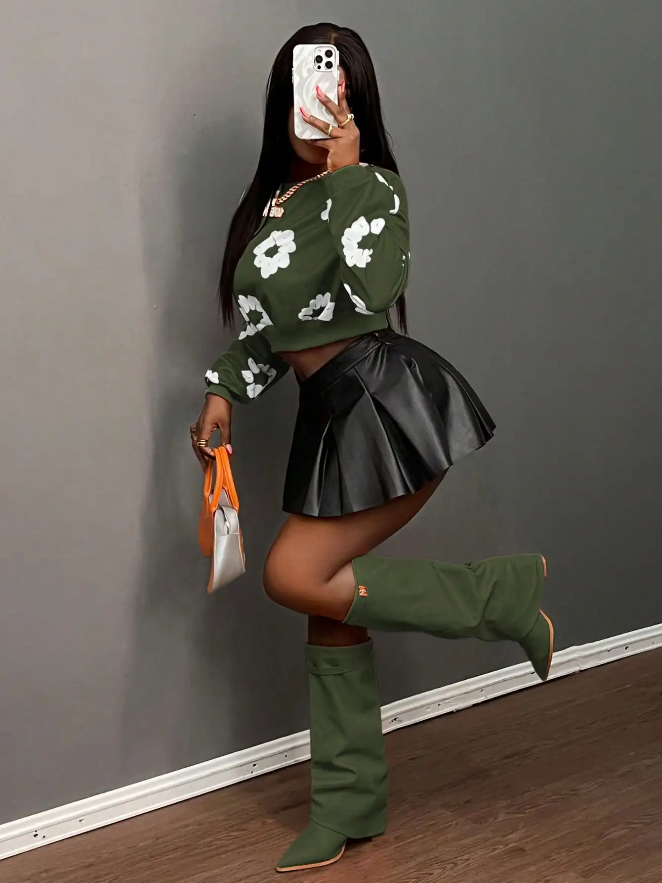 Damska zielona bluza crop z kwiatowym nadrukiem, z obniżonymi ramionami i długim rękawem, idealna na jesień, na co dzień i do szkoły.