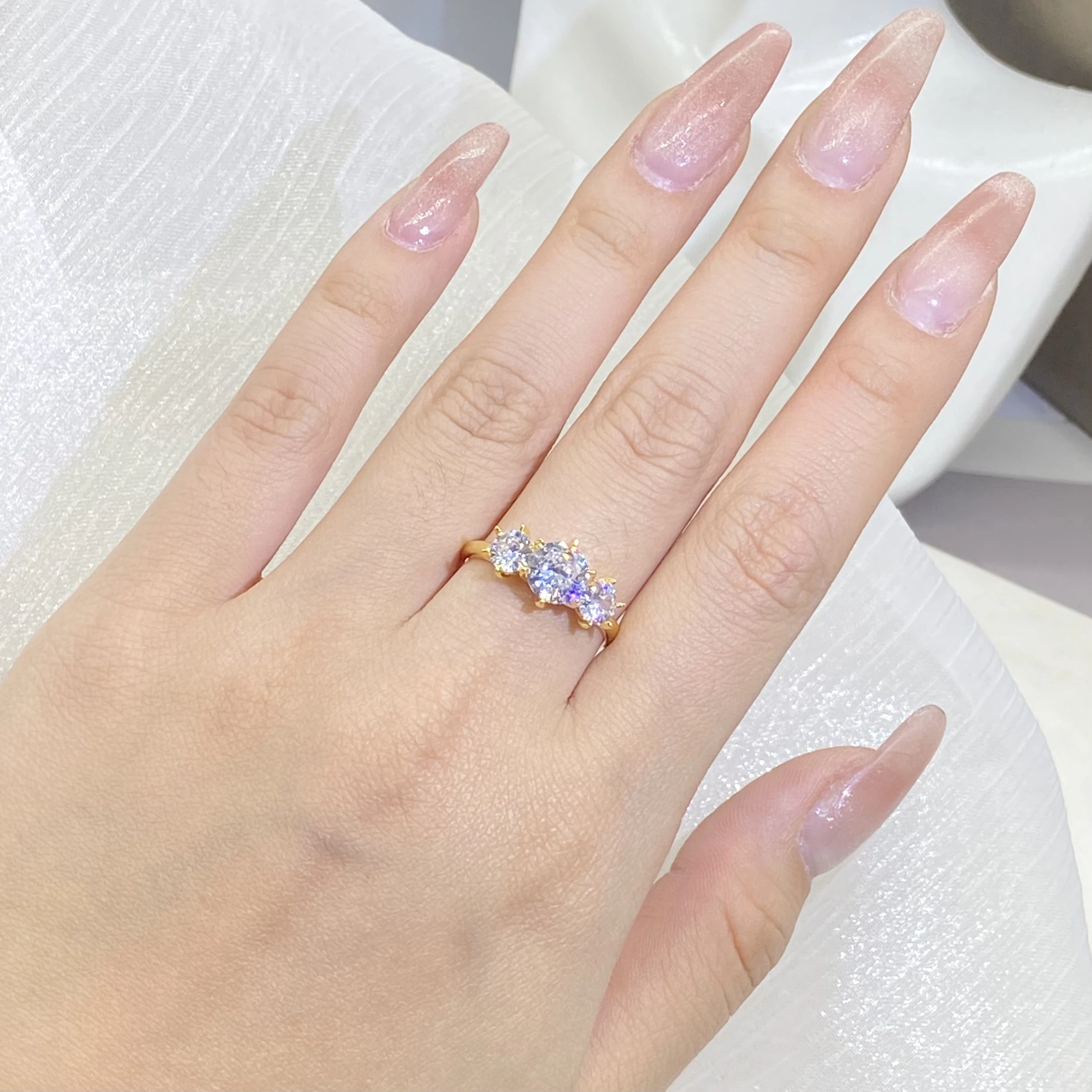 2022 New Row Of Diamonds White Zirconia 18K Gold Ring Female 925 Stamp Fashion Wedding Party Jewelry Gift Wholesale