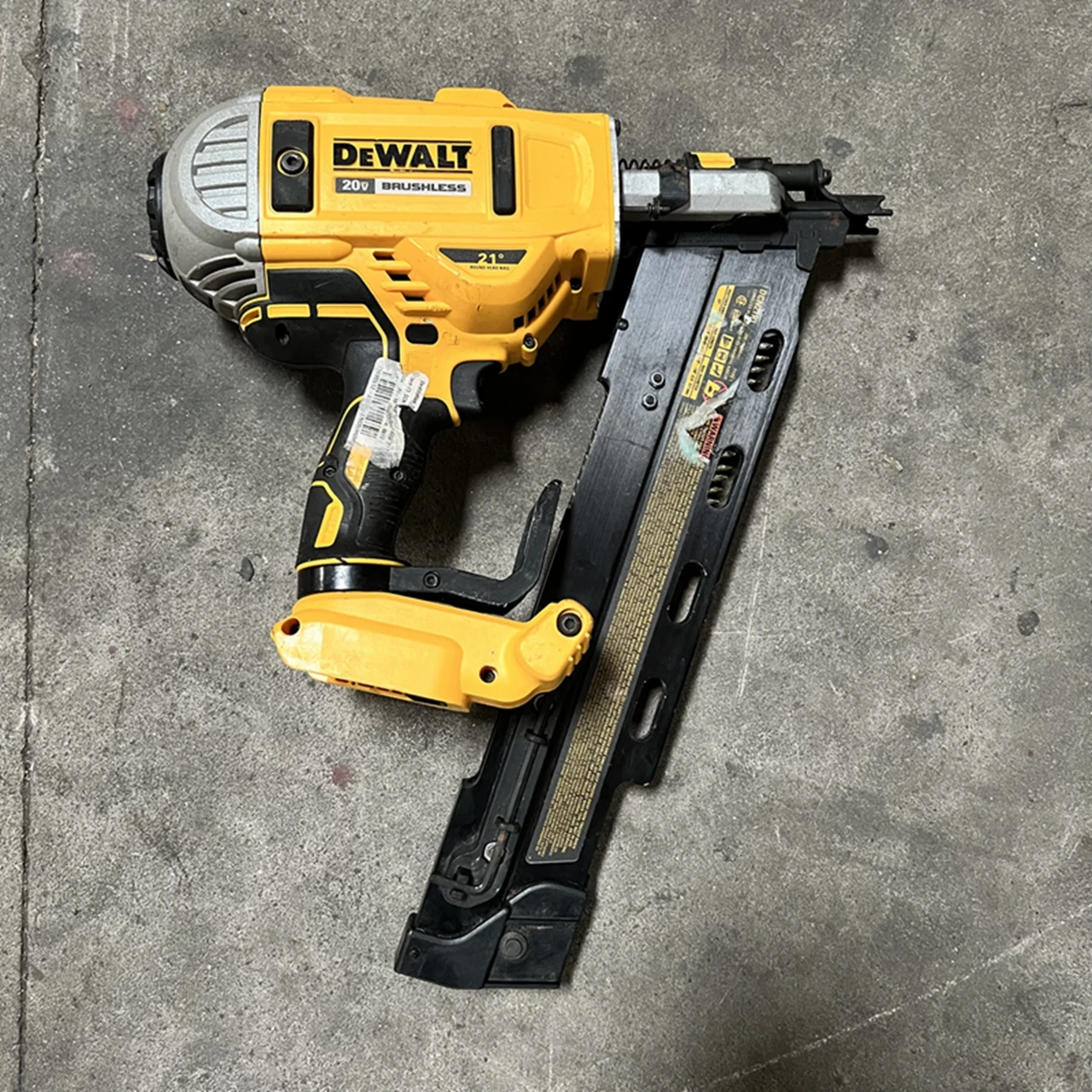 DEWALT DCN21PL 20VOLT MAX LIthion 21-DEGREE CORDLESS FARMING NAILER (USED AND ONLY TOOL)