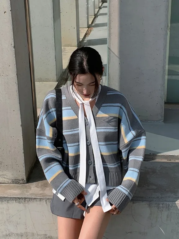 เสื้อคาร์ดิแกนไหมพรมลายทางสไตล์วินเทจใหม่สำหรับผู้หญิง ทรงหลวม สบายๆ แฟชั่นทันสมัย ดูอ่อนเยาว์