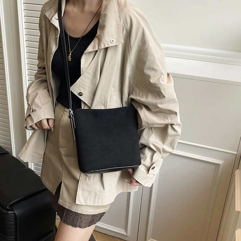 

Новая зимняя женская сумка-ведро из искусственной замши — матовая текстура, стильная сумка подмышками/кросбором/плечо, трендовое повседневное использование