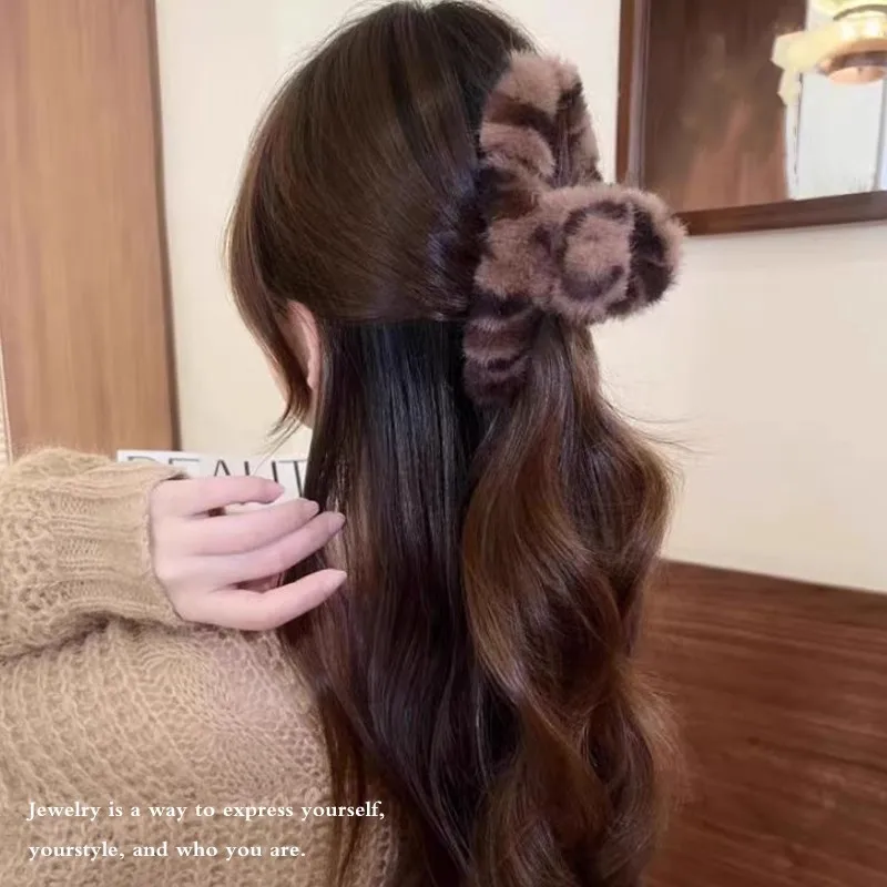 Top Grade Leopard Print Plush Hair Claw For Women Sweet Hair Ornament Hairpin Hair Clip Hairpin Winter Fashion Hair Accessories