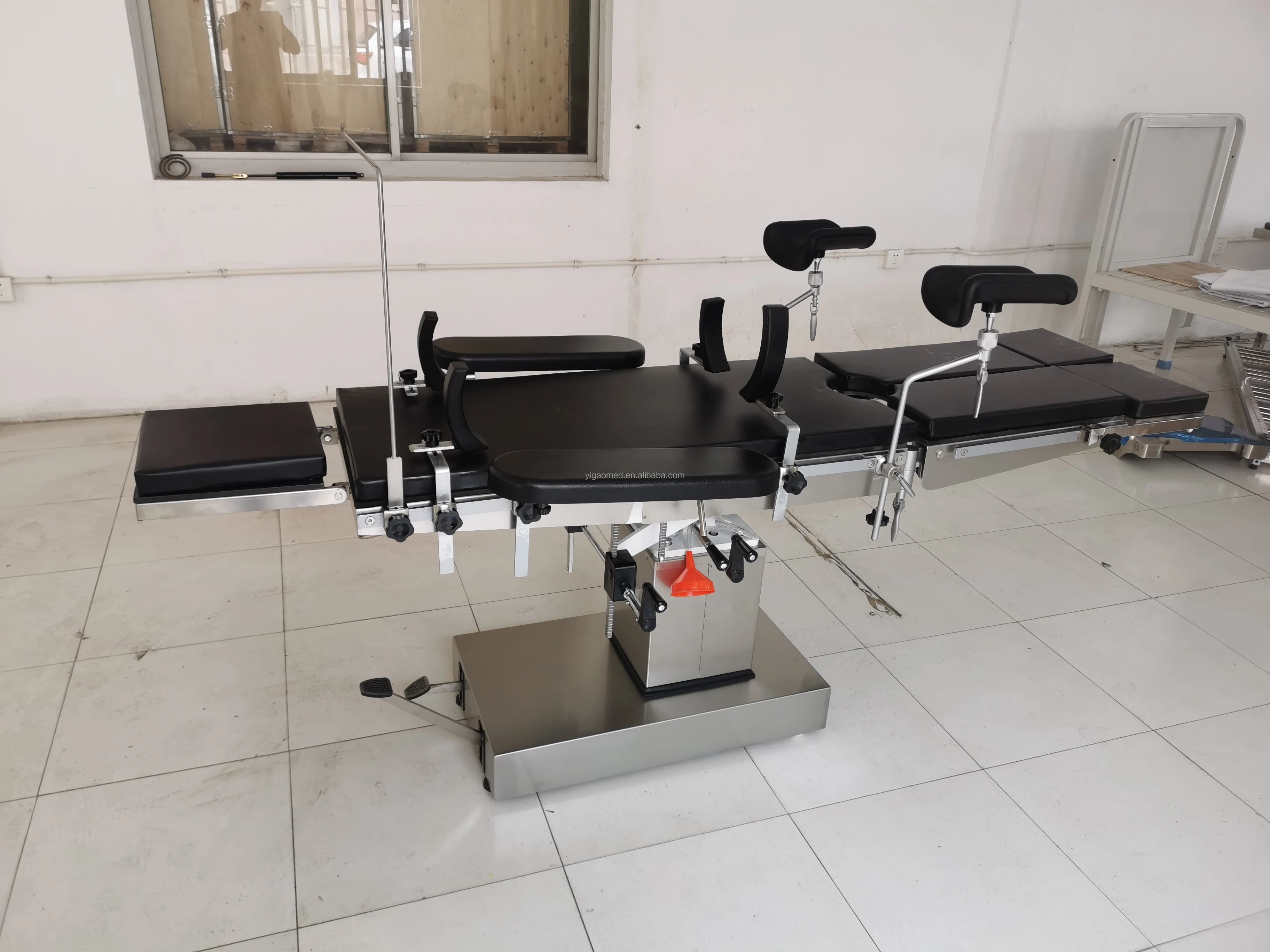 YGS3001D Hydraulic OT Surgery Bed Manual Operating Surgical Table With High Lifting Capacity Durable Mechanical Surgical Table