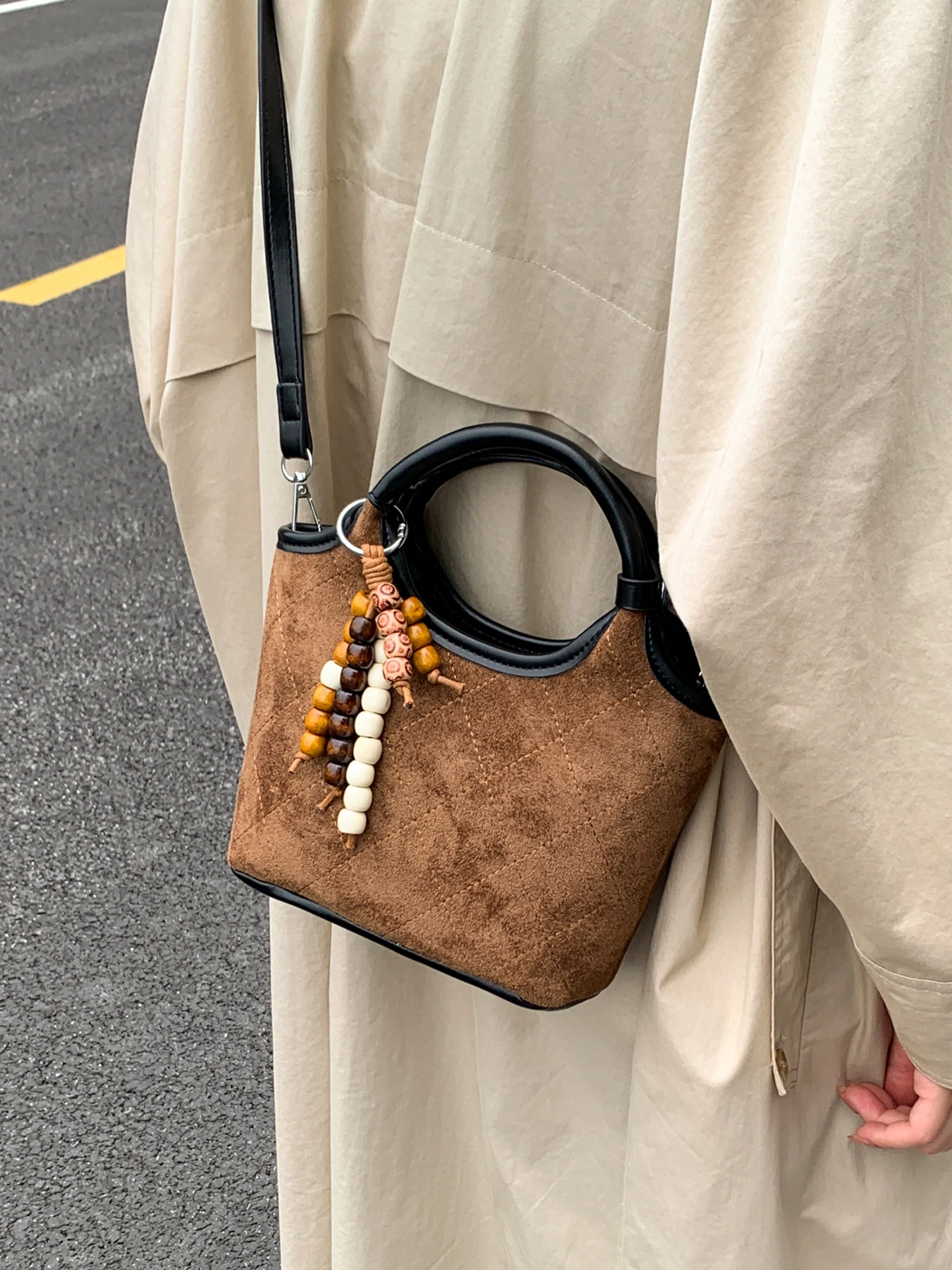 

Женская замшевая сумка, новинка 2025, повседневная простая модная уличная сумка-ведро через плечо с ромбовидным узором в стиле ретро