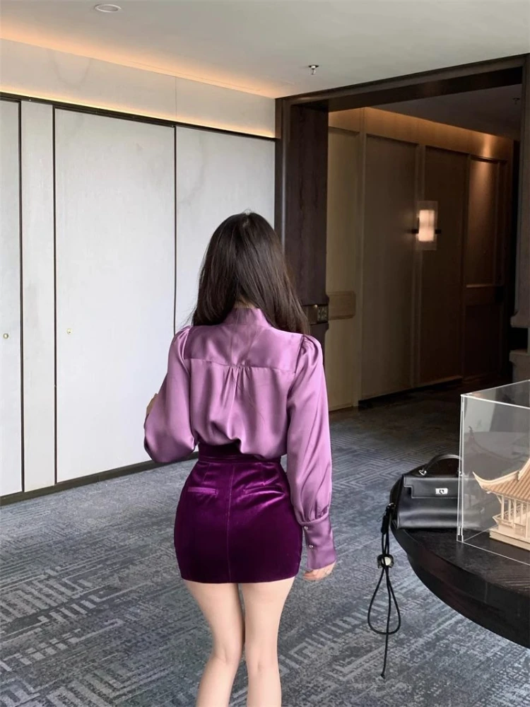 

Элегантная французская блузка с V-образным вырезом из шелковистого атласа с изящной ленточной отделкой – идеальный элемент гардероба для женщин. Модный тренд 2026 года.