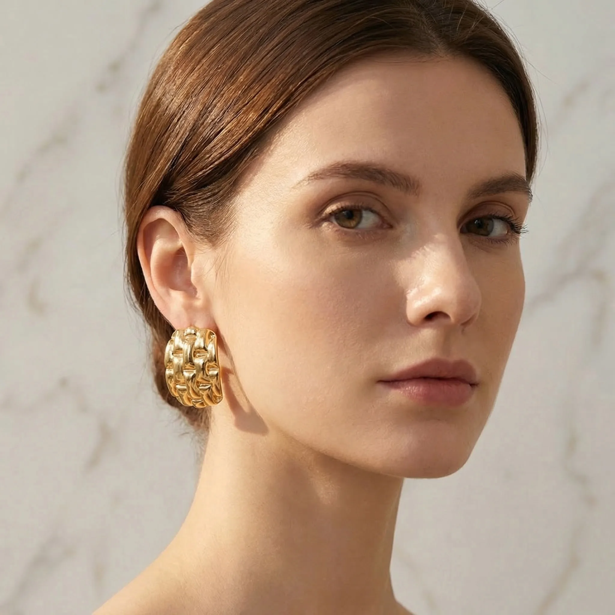 Novos brincos de aço inoxidável 304 europeus e americanos com design vintage, exalando uma sensação de sofisticação.