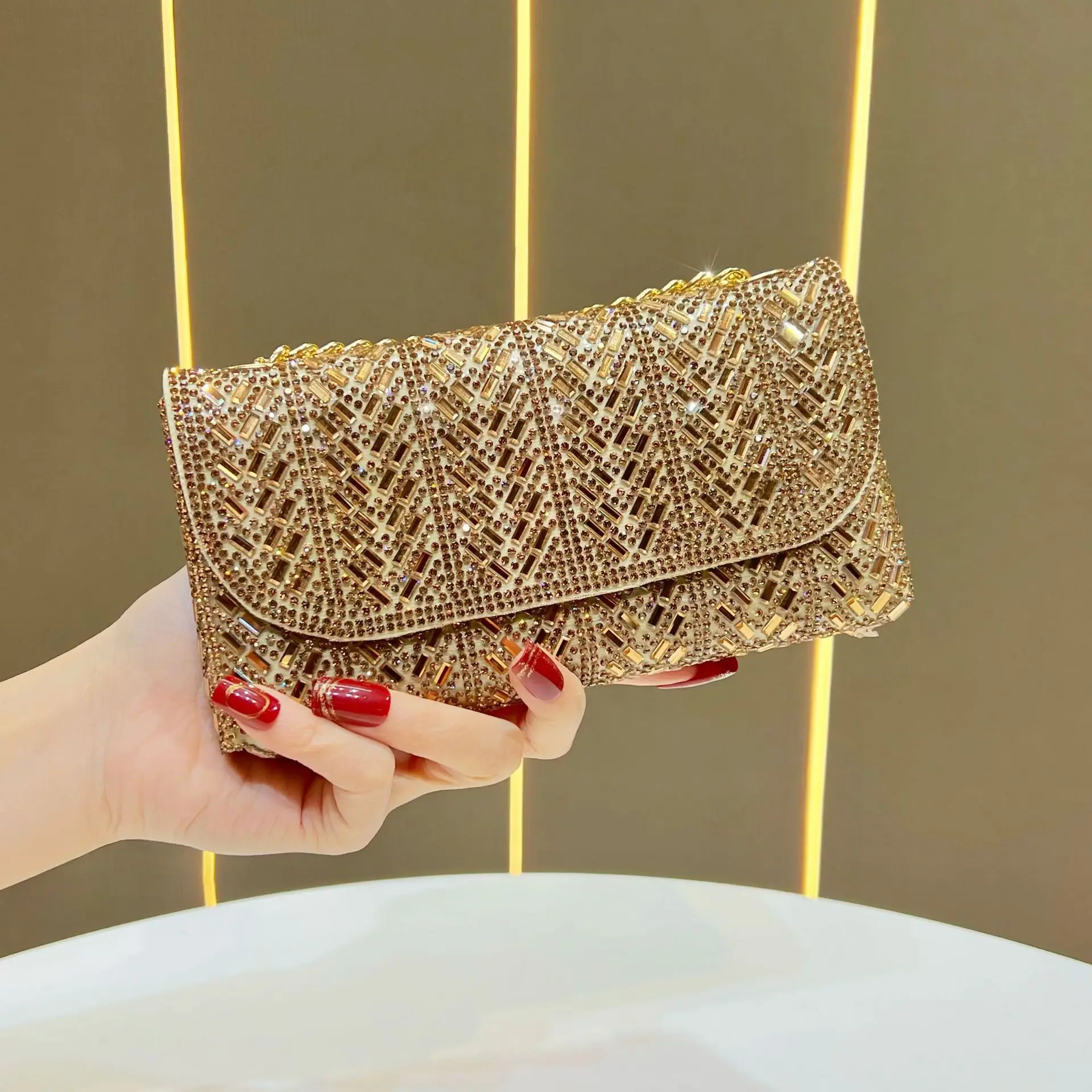 

Xiaoxiangfeng shoulder bag, diamond-encrusted messenger bag, full of diamonds, light luxury and high-end dinner bag.