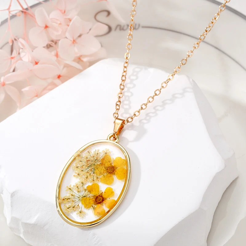 Golden Oval Eternal Dried Flower Leaf Necklace For Women Boho Gypsophila Real Flower Plant Clavicle Chains Wedding Party Jewelry