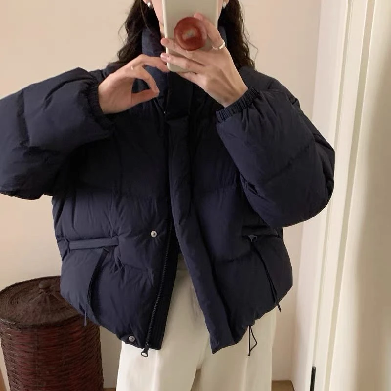 เสื้อแจ็คเก็ตคอตั้งสีลูกกวาดสำหรับผู้หญิง สไตล์ใหม่ฤดูหนาวปี 2025 น่ารักและอ่อนหวาน บุด้วยขนเป็ดขาว