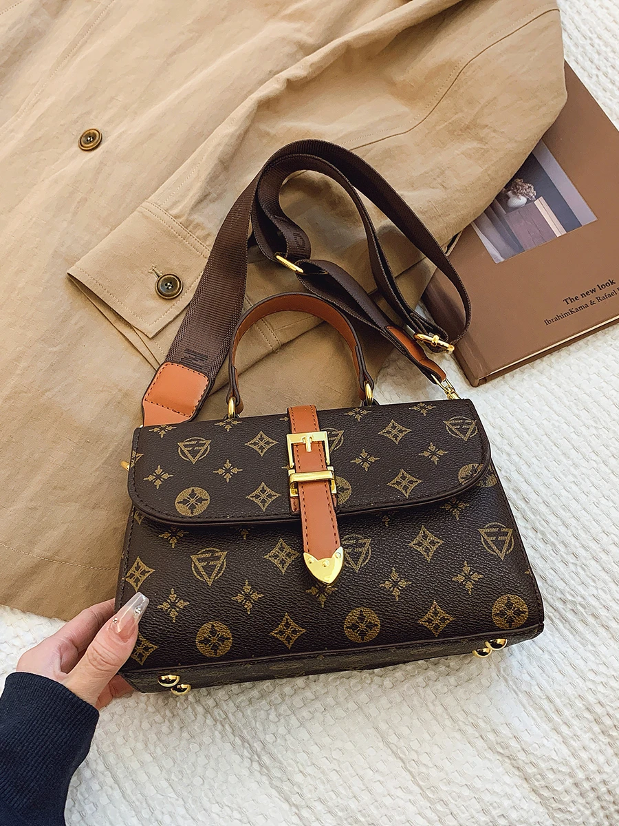 

Luxury Brand Crossbody Bag Women's Vintage Embossed Leather Handbag With Adjustable Chain Strap And Heart Charm