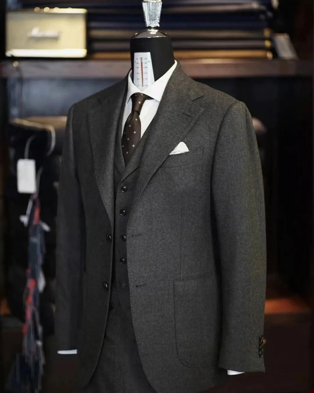 Dark สีเทาผู้ชายชุดปรับแต่ง 3 ชิ้น Blazer เสื้อกั๊กกางเกงเดี่ยว Tuxedo ขนสัตว์งานแต่งงานเจ้าบ่าวอย่างเป็นทางการ CUSTOM Made PLUS ขนาด