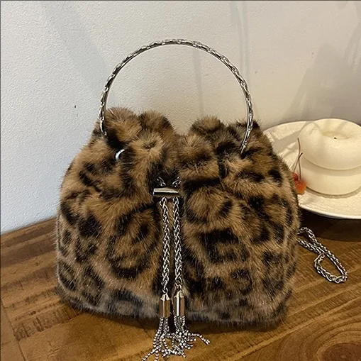 

Designer Fuzzy Chain Bag - Fashion Plush Handbag with Detachable Strap, 2024 Viral Women's Shoulder Purse