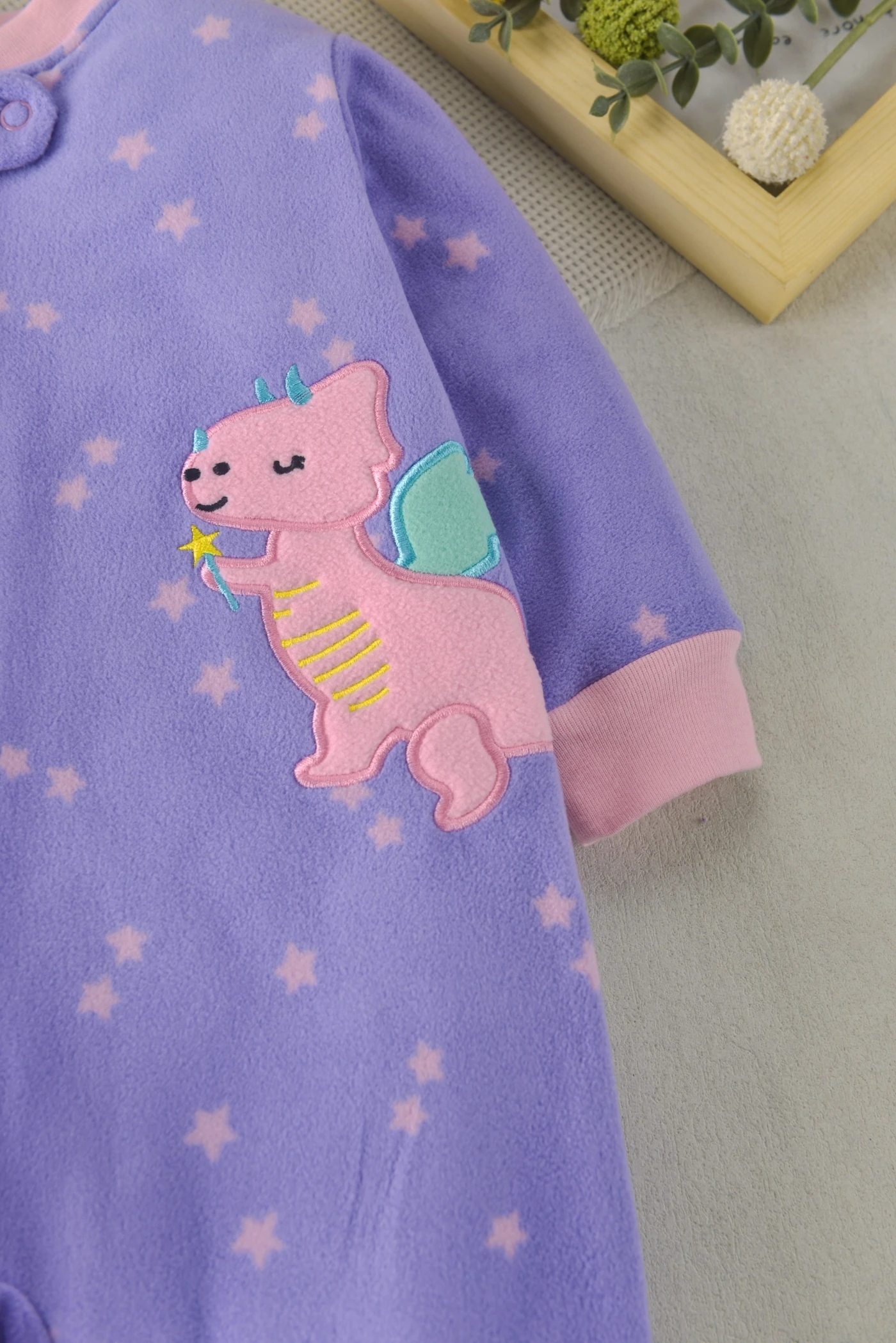 Baby-Mädchen Strampler aus Polarfleece mit Stern-, Blumen- und Tupfenmuster, Cartoon-Stickerei, Füße, Zwei-Wege-Reißverschluss, Warmer Einteiler für Herbst und Winter – Detail 14