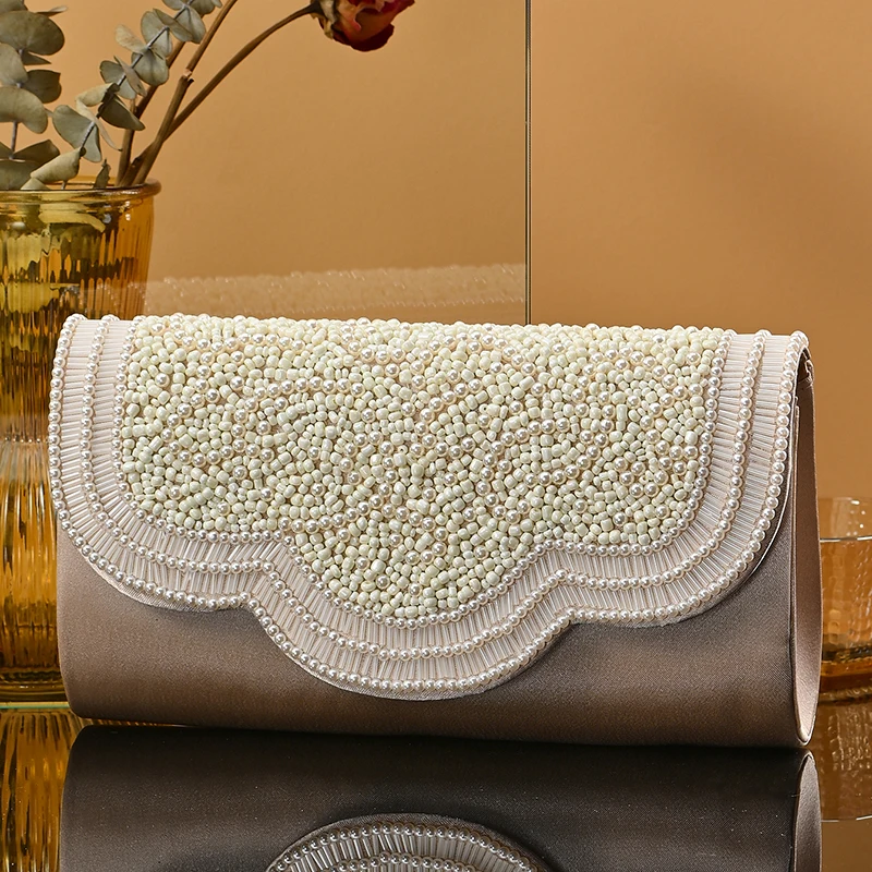 Borsa da pranzo con perle fresche e alla moda borsa da banchetto di colore puro di lusso leggero da donna, borsa da collezione per cosmetici per