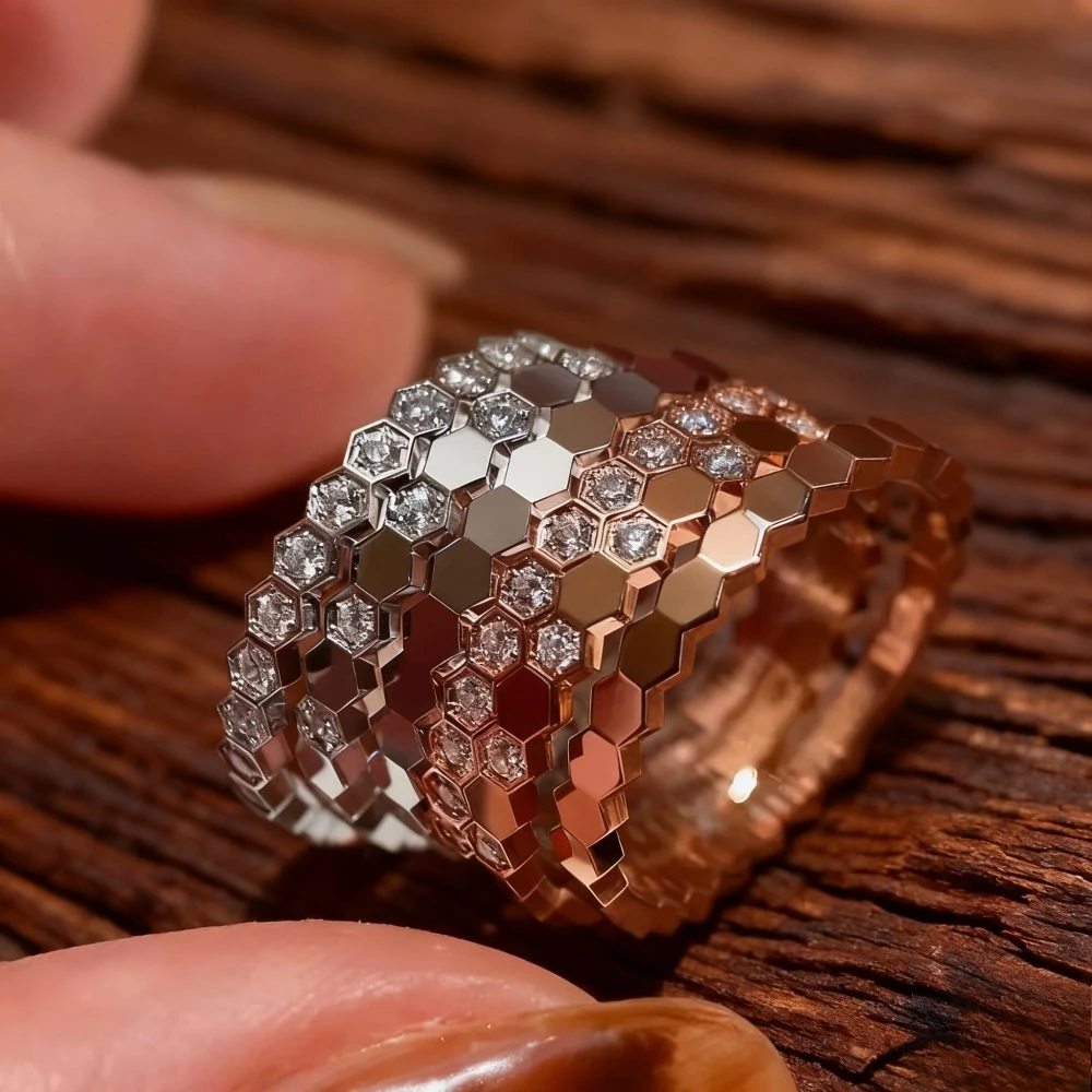 

Модные аксессуары 2025 года, роскошное шестиугольное сотовое кольцо, модное женское кольцо, штабелируемое для ношения, высококачественные праздничные подарки