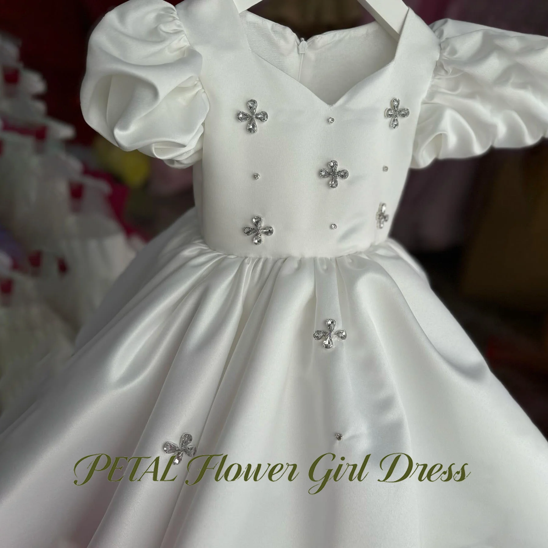 

Petal White Satin Petal Evening Party Dress for Girls Sweetheart Neck Pageant Dress for Girl Puff Sleeve Rhinestone Flower Girl