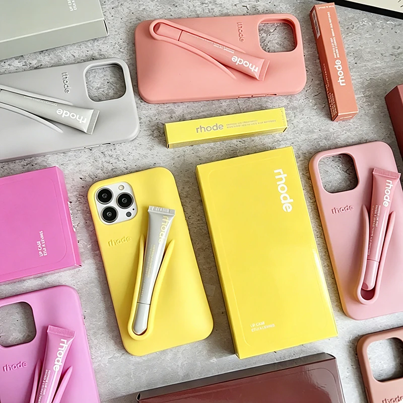 Funda de Teléfono con Brillo Labial Hidratante de Marca Popular para iPhone 17 Air 15 16 Pro Max 12 13 14 Pro Max Plus, Soporte para Lápiz Labial y Maquillaje