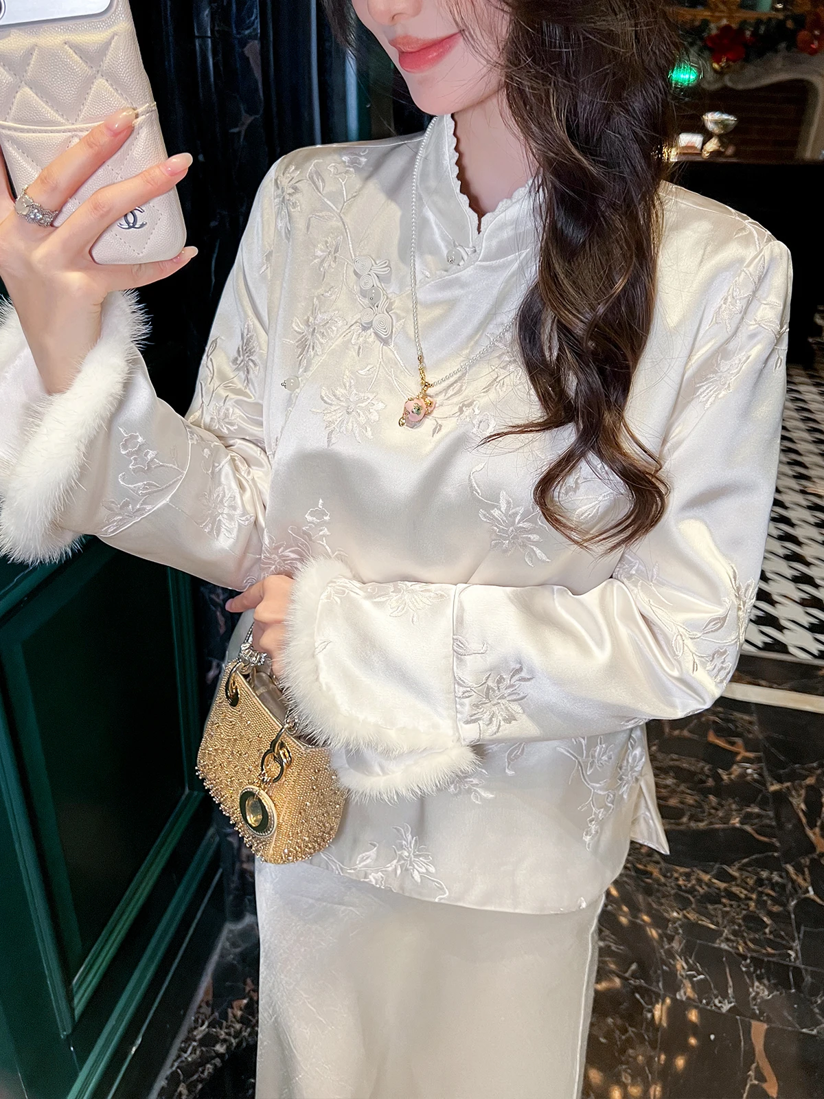 

New Chinese Sle Women's Cotton Jaet with Embroidery And Acetate Fiber Warmth for Winter Seasonal Wear with Stand Collar