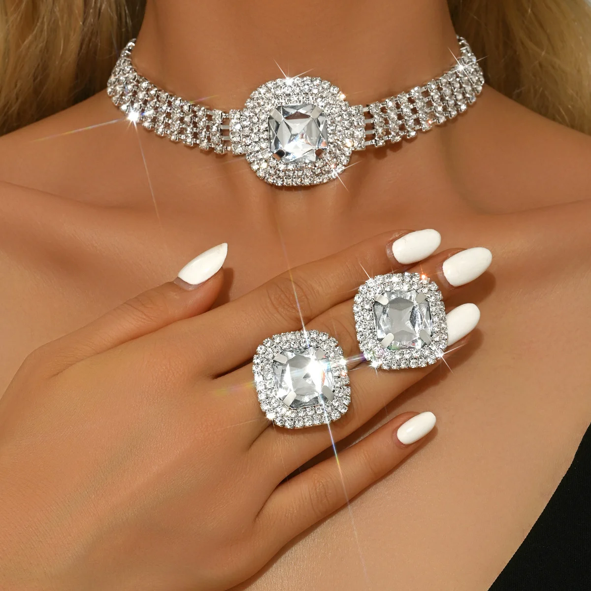 

Glass water-dazzling earrings, necklace, high-end collar chain, exquisite and fashionable, versatile set. Wife's Gift