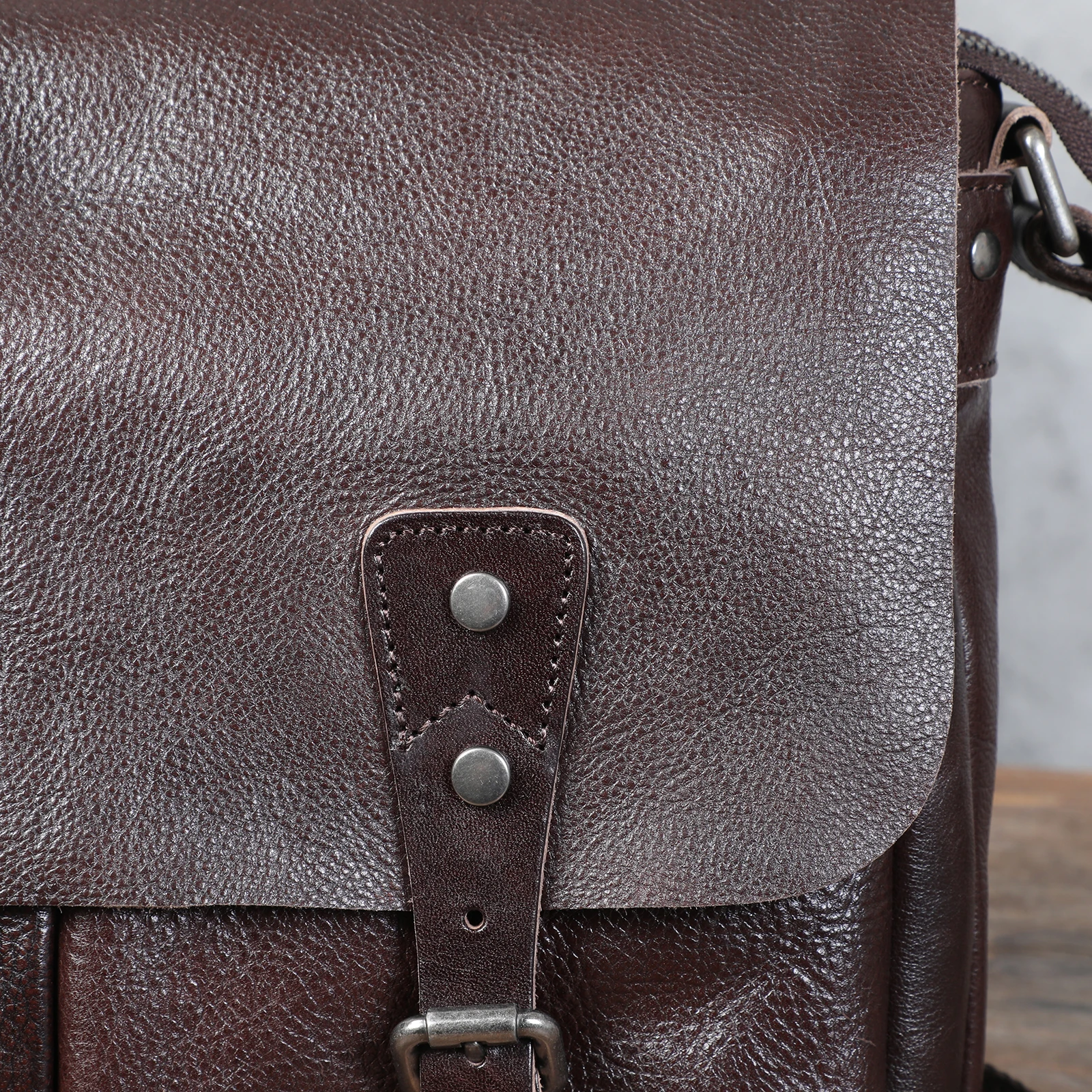 S.WORKER Echtleder Herren-Umhängetasche, Crossbody-Taschen, einfache Messenger-Taschen, Rindsledertasche, pflanzlich gegerbte Mode, lässig. – Detail 26