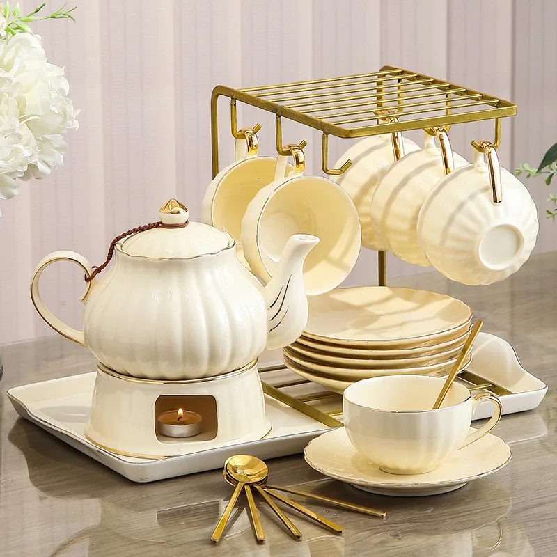 Set cangkir kopi Inggris, teko bunga rebus kaca sederhana, dan set buah