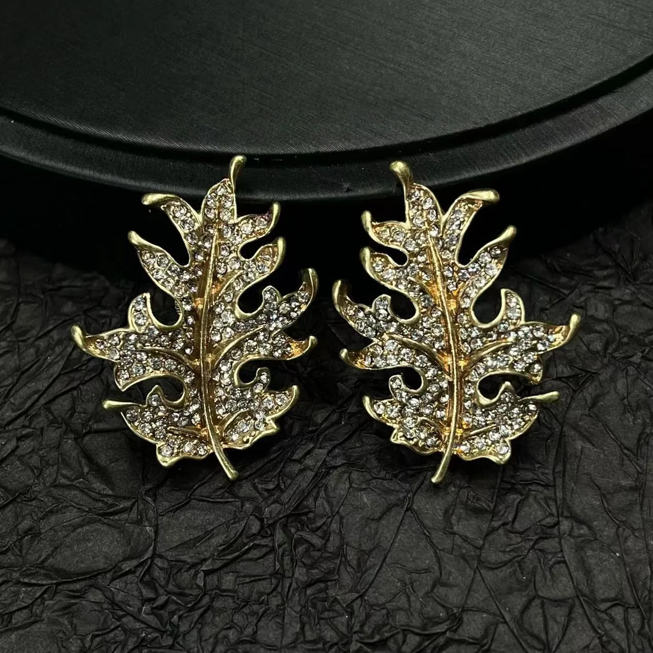 

Vintage tree leaf ear clip from Europe and America