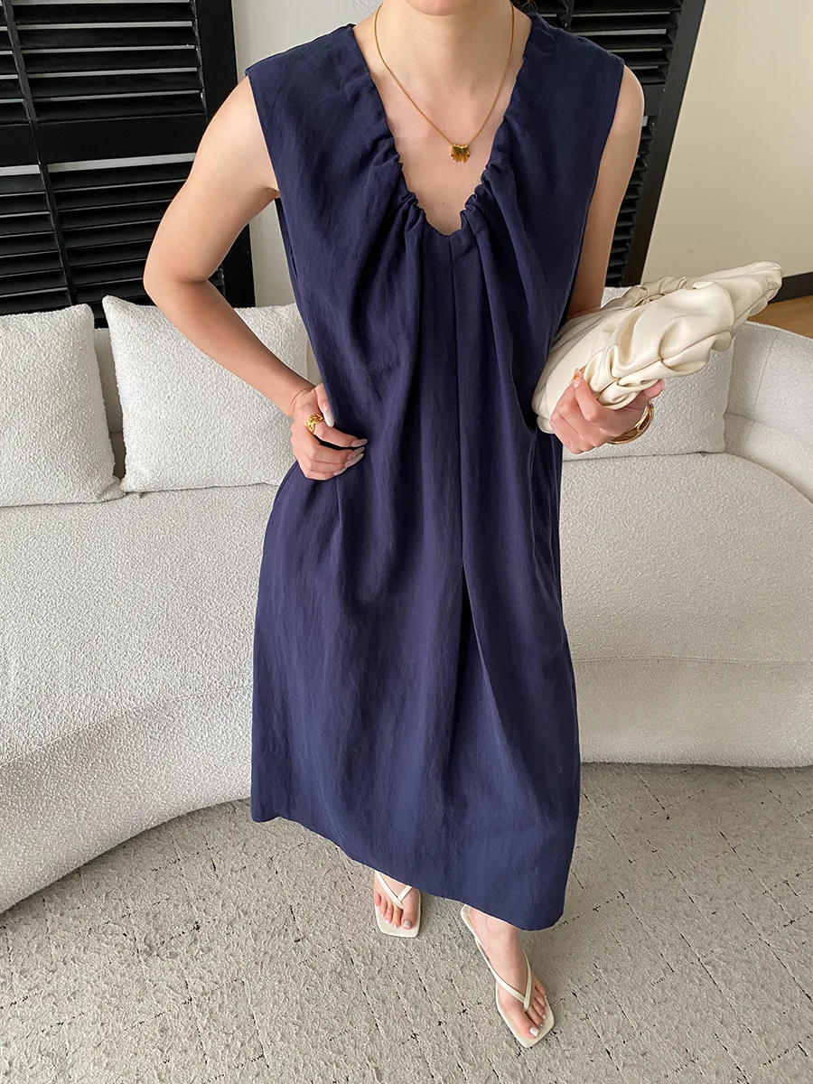 Sommerliches Damenkleid in unifarbenem, plissiertem Design mit V-Ausschnitt, Schnürung an der Taille und schlankmachendem, ärmellosem Schnitt. – Detail 22