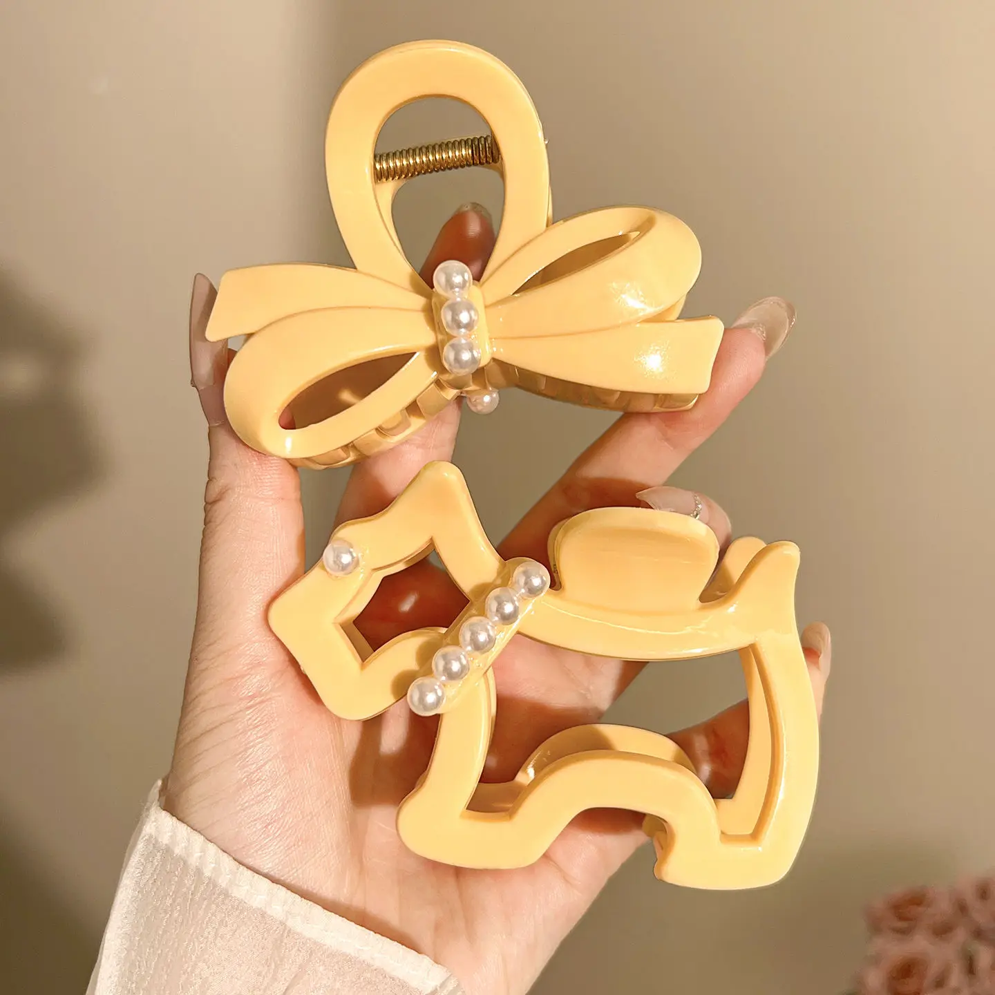 

2pcs Cute Yellow Pearl Puppy Dog Bow Shark Hair Claw Clips Women Girl Sweet Vacation Wedding Barrette Hairpin Hair Accessories