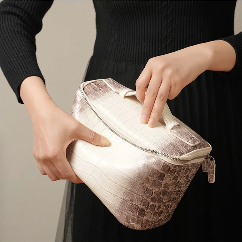 

Новая женская сумка из натуральной кожи с узором под камень 2026 года, дорожная косметичка из коровьей кожи с узором под гималайского крокодила для хранения туалетных принадлежностей