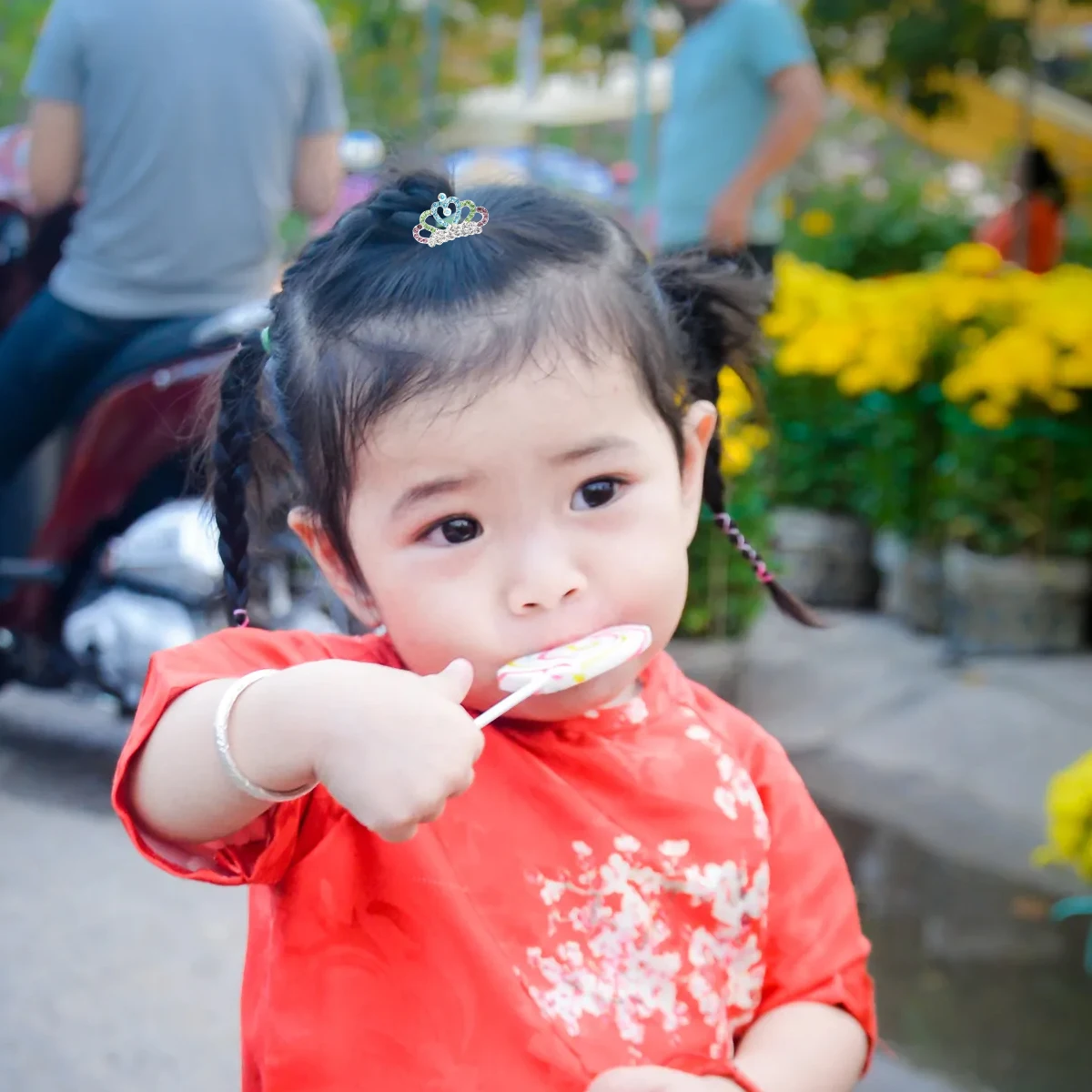 

4Pcs Crystal Crown Hair Comb Rhinestone Studded Crown Shaped Hair Clip Elegant Headwear for Birthday Pageant Performance