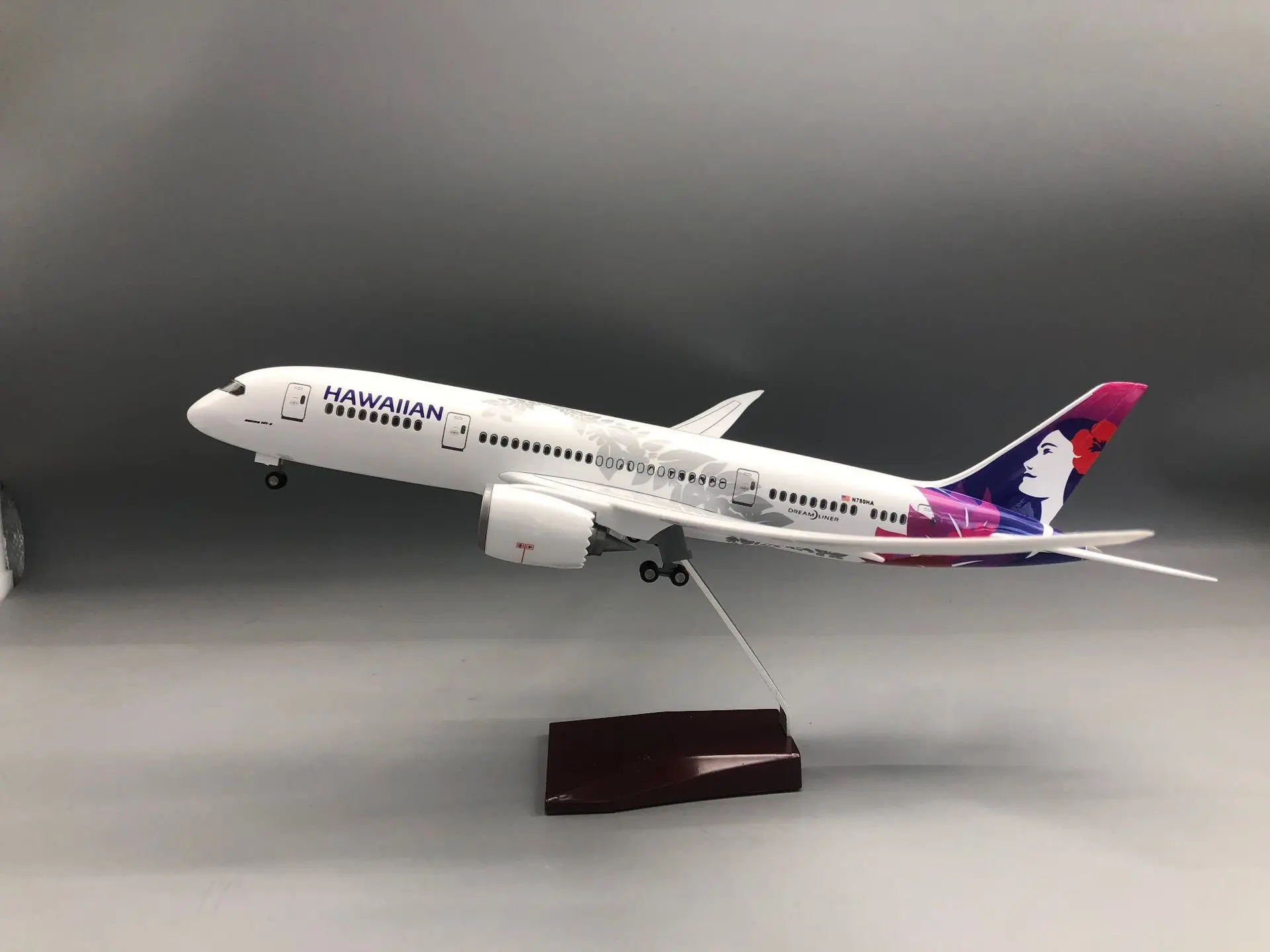 

Масштабная модель самолета 1:130, 47 см, Hawaiian Airways B787, из смолы, с LED-подсветкой, на деревянной подставке, для авиационного хобби