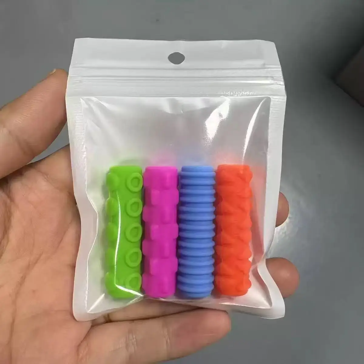 4/14/24Pcs 감각 Fidget 장난감 어린이 실리콘 감각 펜 케이스 연필 스트레스 릴리프 그립 어린이 성인 촉각 장난감