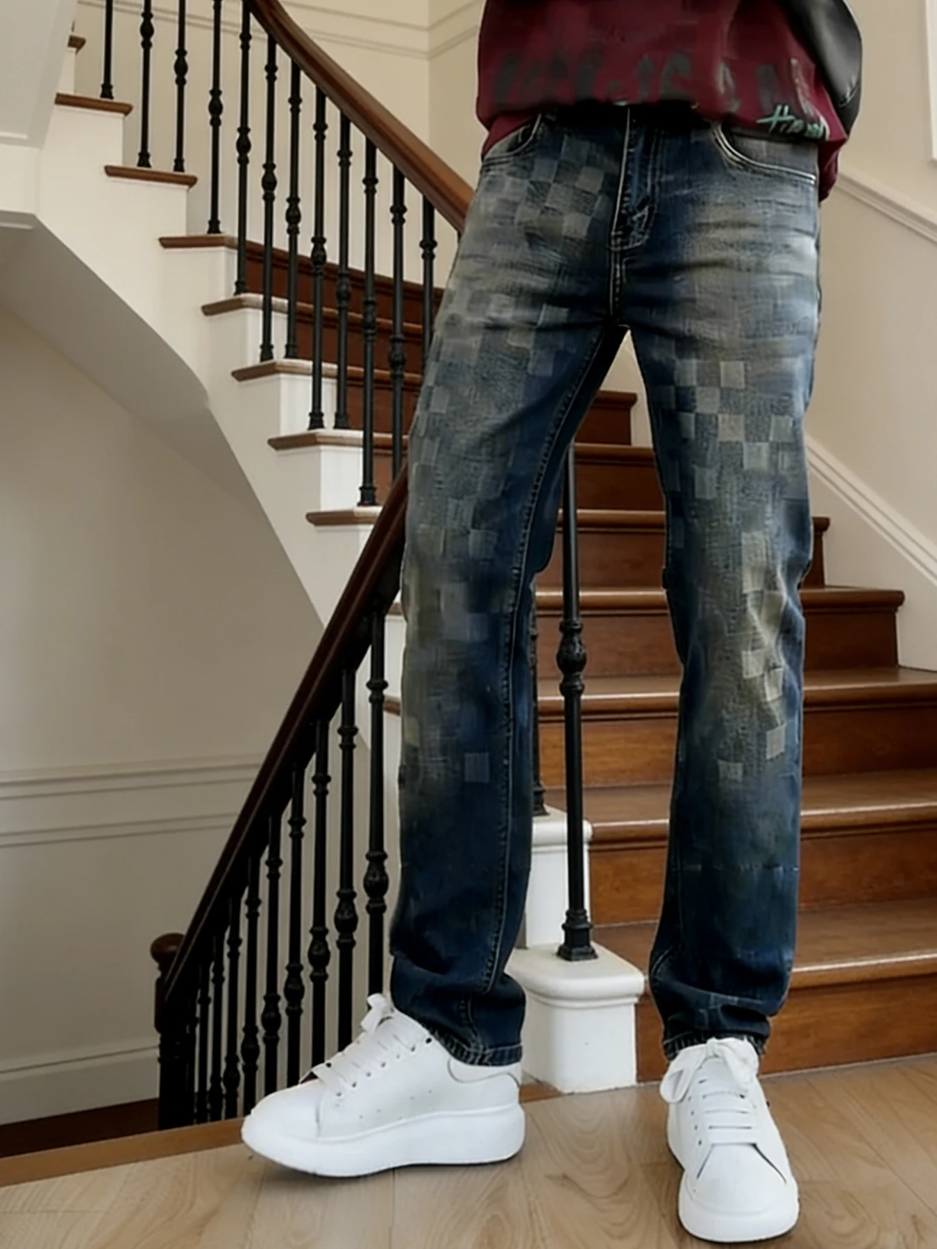

High street vibe gradient plaid jeans, with a worn and faded design, full of street atmosphere