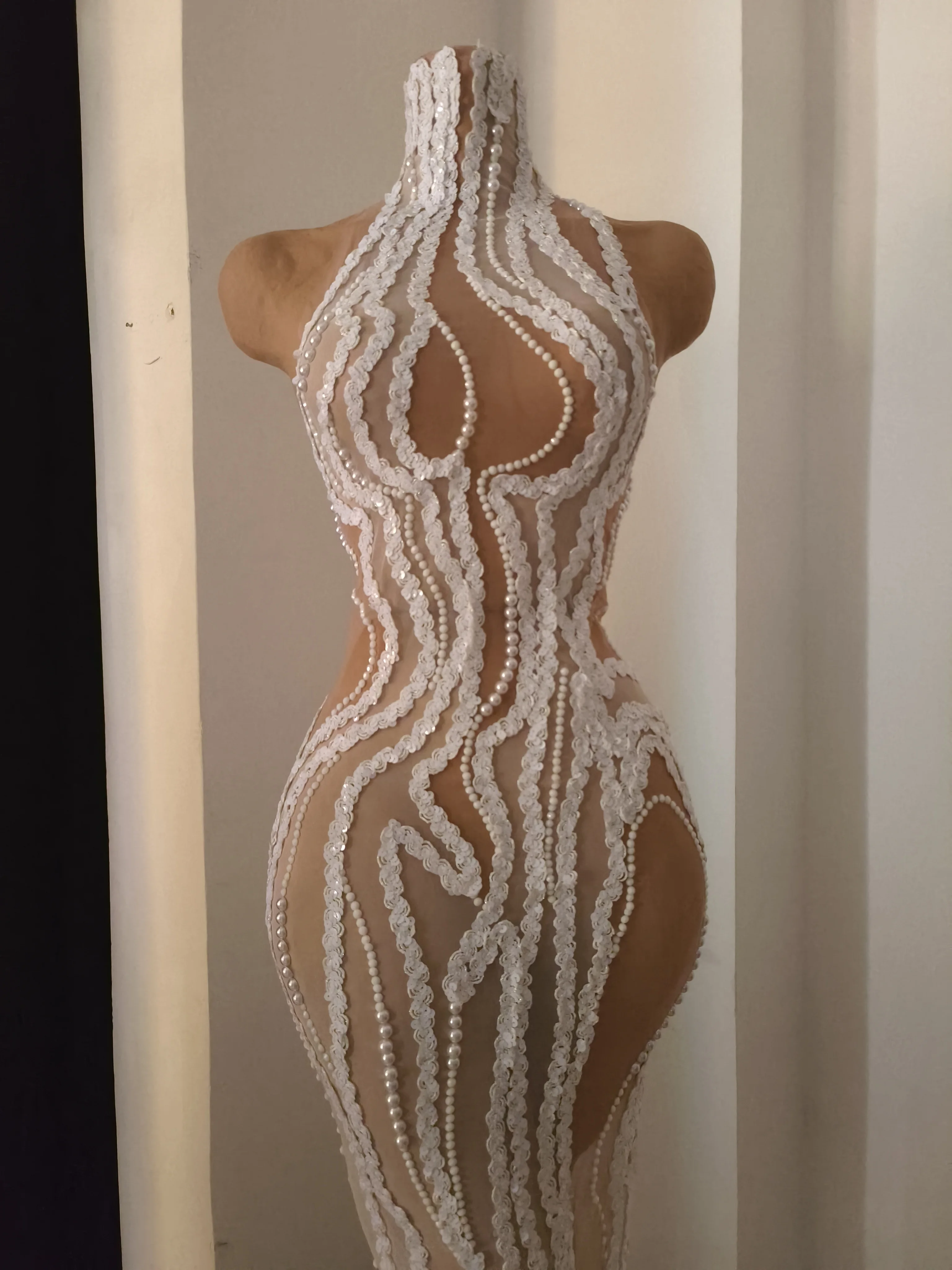 Robe moulante blanche sexy pour femme, épaules dénudées, ornée de perles et de paillettes, idéale pour les soirées en boîte de nuit, les fêtes, les anniversaires et les séances photo