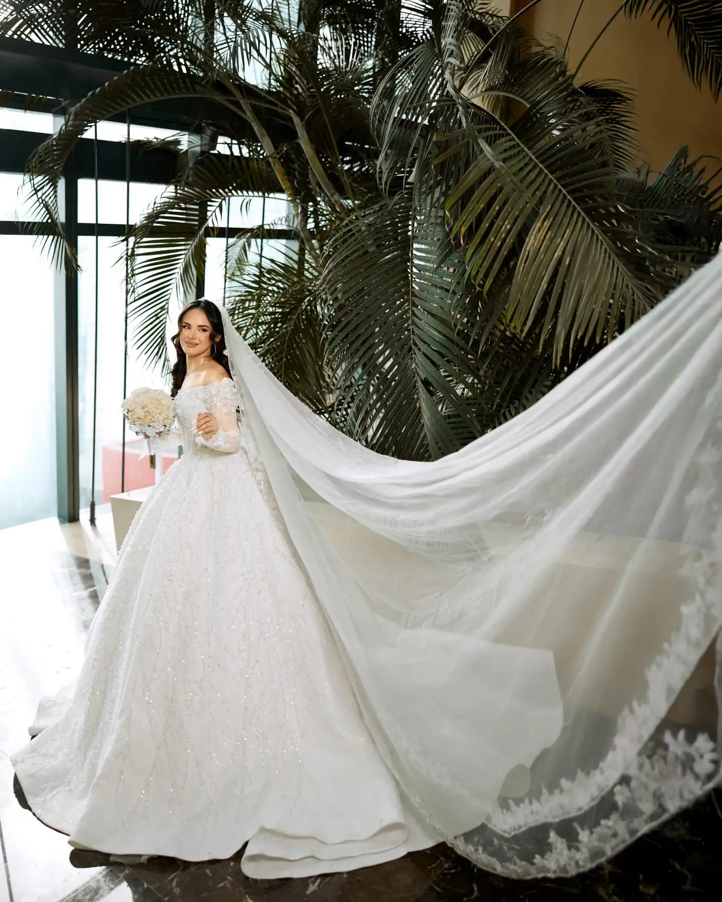 

Customized Luxury 3D Floral Beaded Off Shoulder Ball Gown Wedding Dress Sparkly Long Sleeves Princess Bridal Gown Robe De Mariée