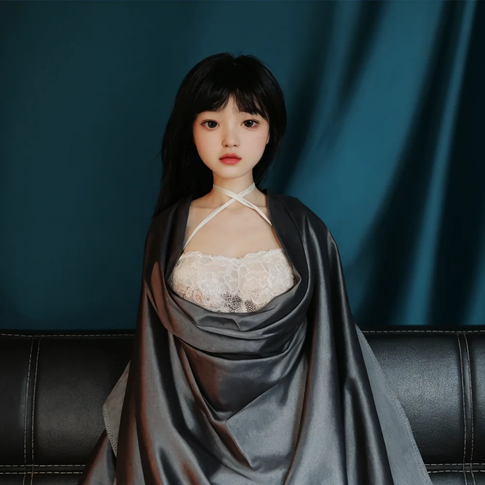 دمية جنسية رائدة نصف طول، تأتي مع شعر مستعار بنفس النمط، وتتميز تمثالًا حقيقيًا بأرجل طويلة وواقعيًا