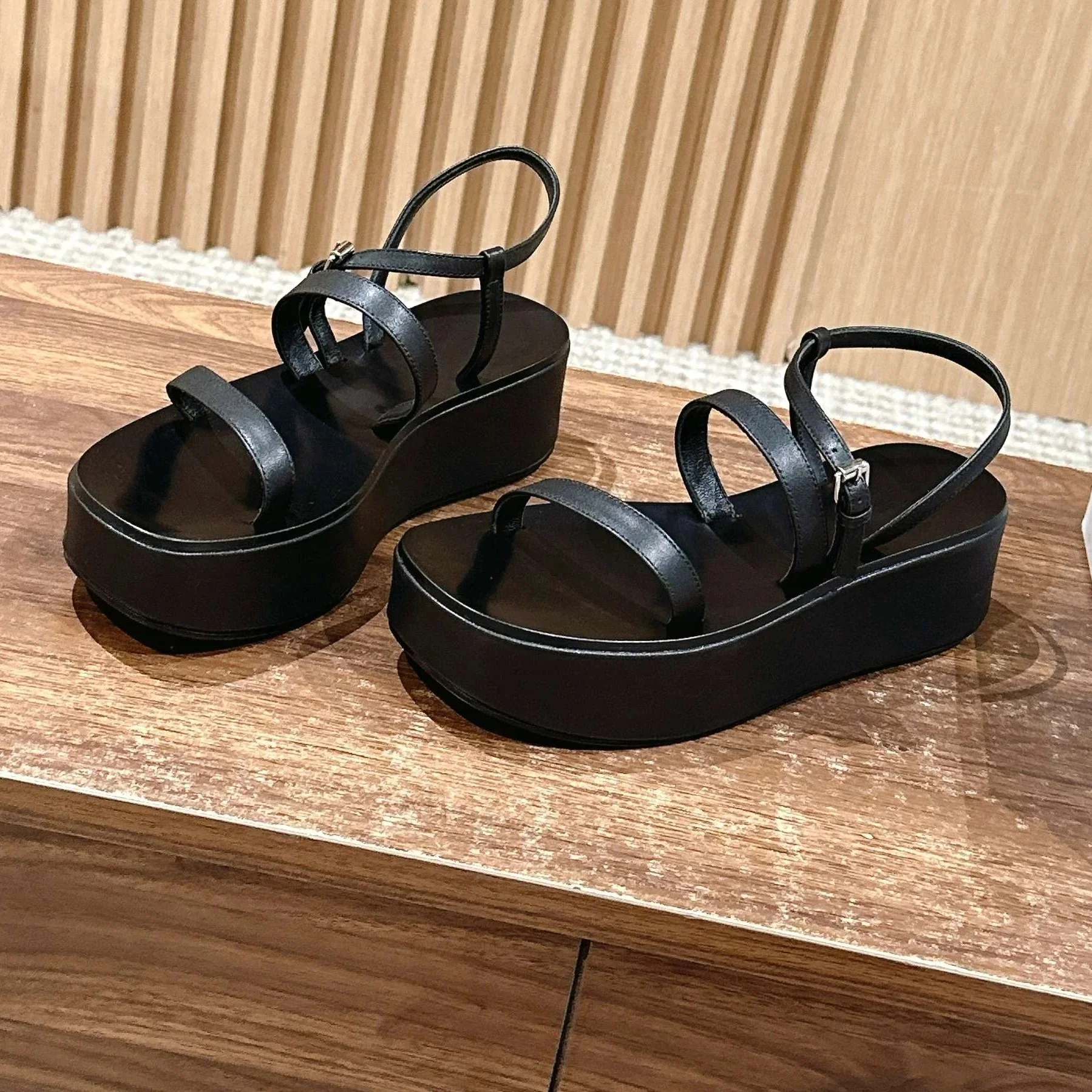 2025 FANGXITING أحدث الصيف جلد طبيعي المفتوحة تو سميكة وحيد مشبك حزام صناديل للنساء صنادل طراز جلاديتور أحذية مصعد