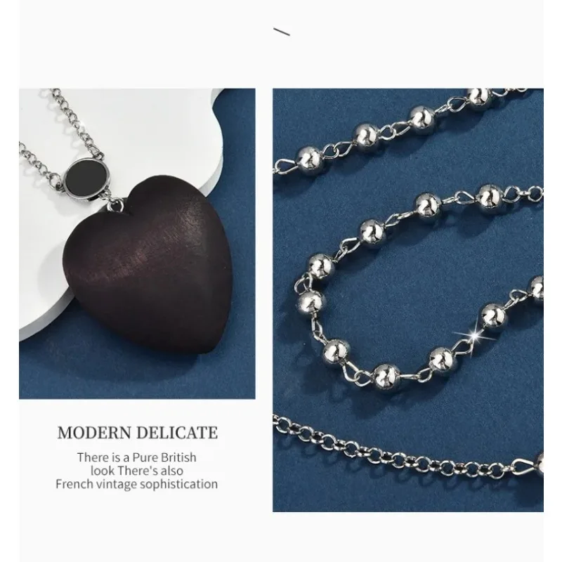 Uma corrente de suéter de contas elegante e versátil, um longo colar de madeira em forma de coração de outono e inverno para mulheres