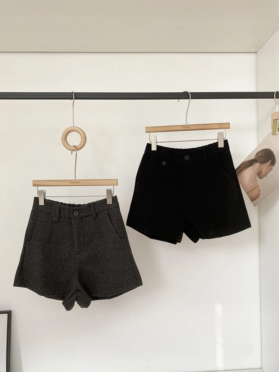 

Женские укороченные шорты в корейском стиле, осень-зима 2025, повседневные, из шерстяной ткани, свободного кроя, с высокой талией, на пуговицах, из полиэфирного волокна, для работы и отдыха