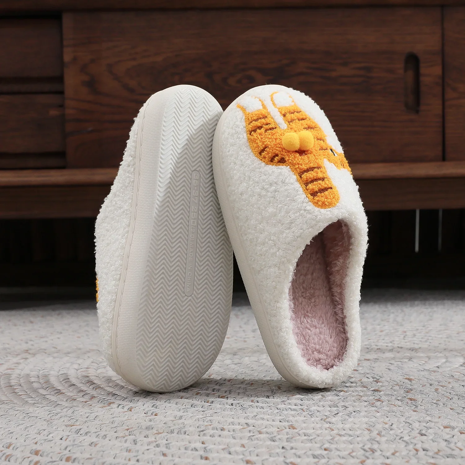 SHAJI Unisex Autumn Winter Indoor Plush Slippers, Funny Orange Cat Comfortable Thickened Fleece Lined Casual Home Footwear
