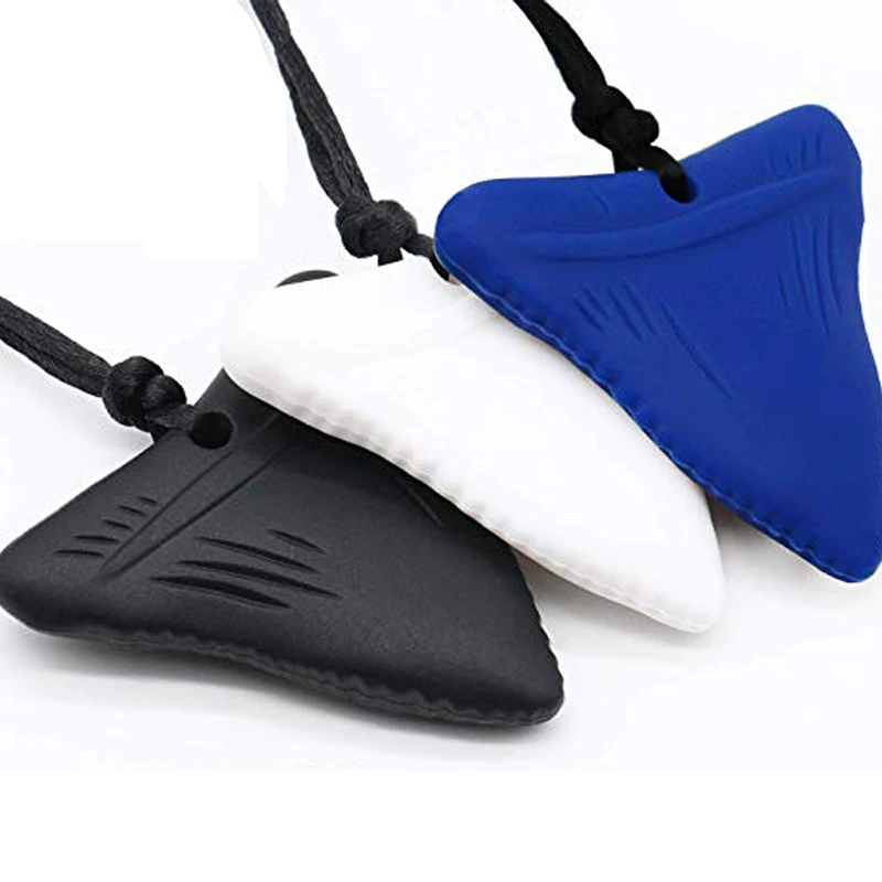 قلادة مضغ حسية من الطوب المطاطي للأطفال من السيليكون على شكل مثلث أنياب عضاضة من السيليكون للأطفال المصابين بالتوحد