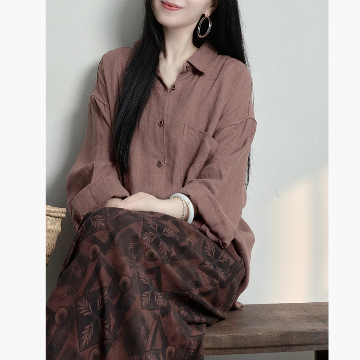 

Интеллектуальная богемная рубашка из выстиранного льна свободного кроя в винтажном стиле с длинным рукавом для женщин: прохлада и комфорт для весеннего образа